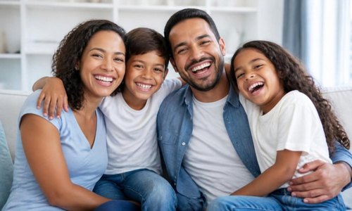 Família reunida e feliz, protegida por plano de saúde em Sorocaba