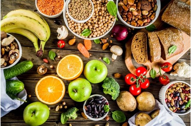 Alimentos ricos em fibras e seus benefícios para a saúde em Sorocaba Mesa com variedade de alimentos ricos em fibras como grãos e frutas