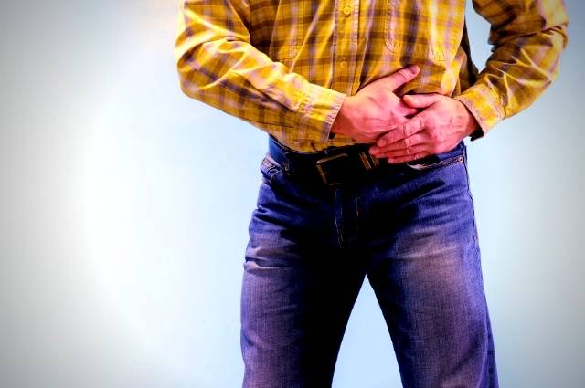 Médico explicando diagnóstico de pancreatite crônica para paciente
