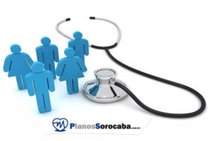 Paciente em consulta com médico especialista pelo plano de saúde