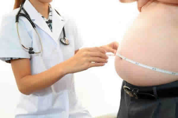 Paciente conversando com o médico sobre cirurgia bariátrica pelo convênio