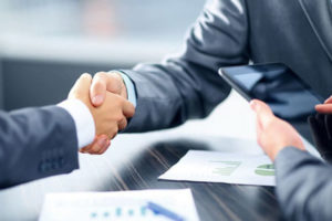 Empresário avaliando se vale usar o CNPJ para contratar plano de saúde