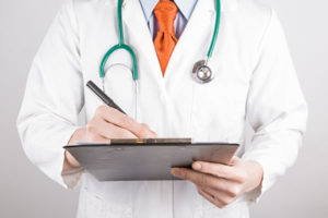 Cliente usando o aplicativo da Intermédica no celular em vez de pegar fila