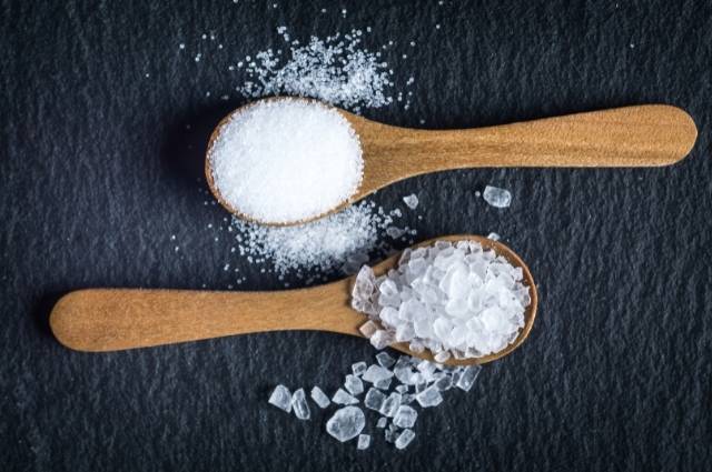 Saleiro e alimentos industrializados ricos em sódio