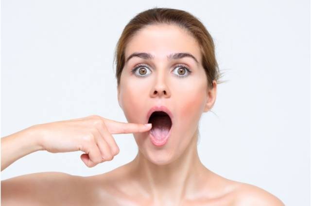 Você está cuidando da sua saúde bucal? Pessoa sorrindo e cuidando da saúde bucal com atendimento profissional